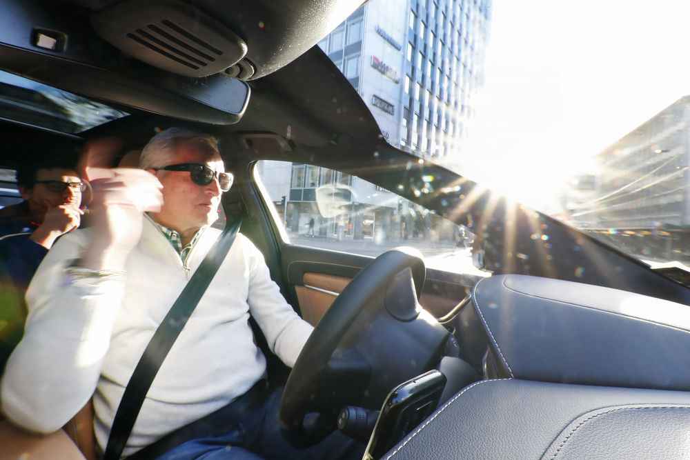Volksnah: Mit seinem Volvo könnte Roland Erichsen (65) für Uber Black fahren und mehr verdienen. Doch er mag den Kontakt mit den Leuten, die das Einstiegsmodell nutzen!