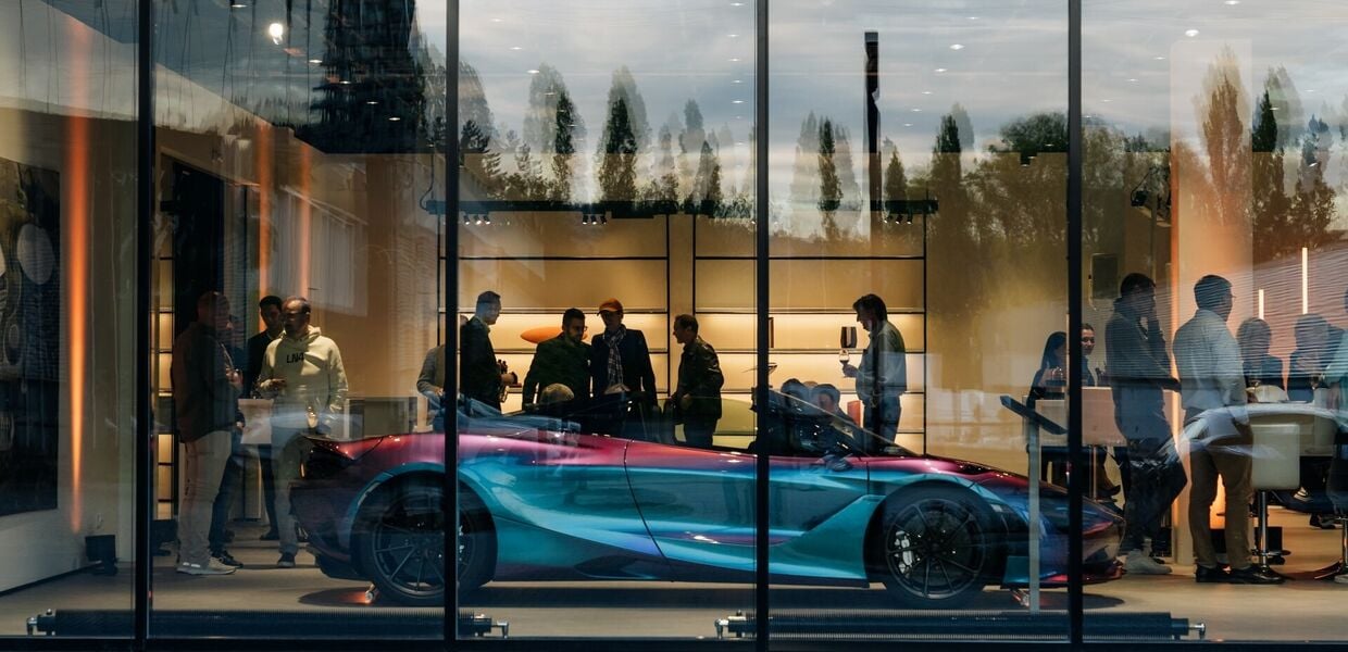 McLaren Zurich : showroom avec atelier
