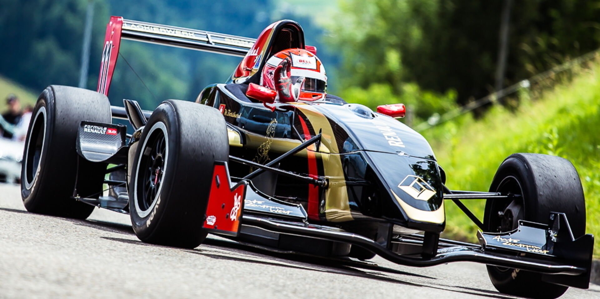 Une course automobile dans une ambiance de fête populaire