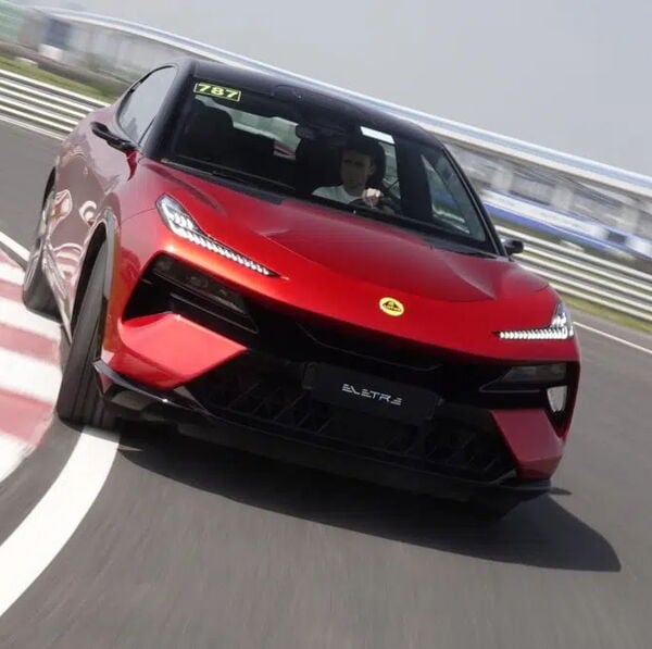 König Charles kauft einen Lotus Eletre