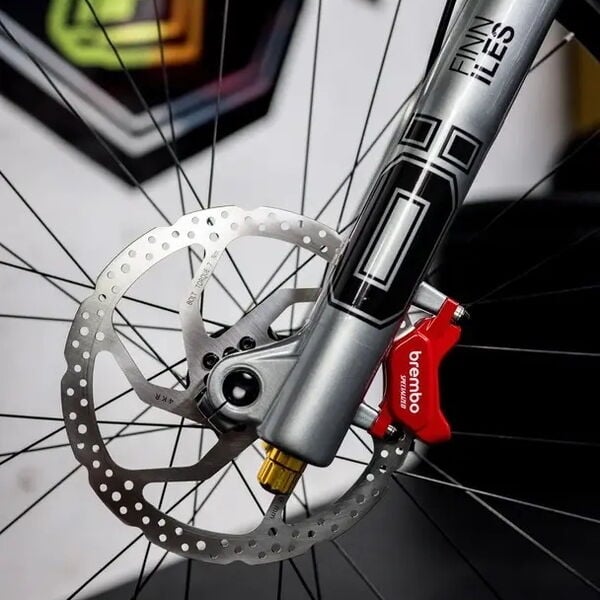 Motorsporttechnik trifft Mountainbike