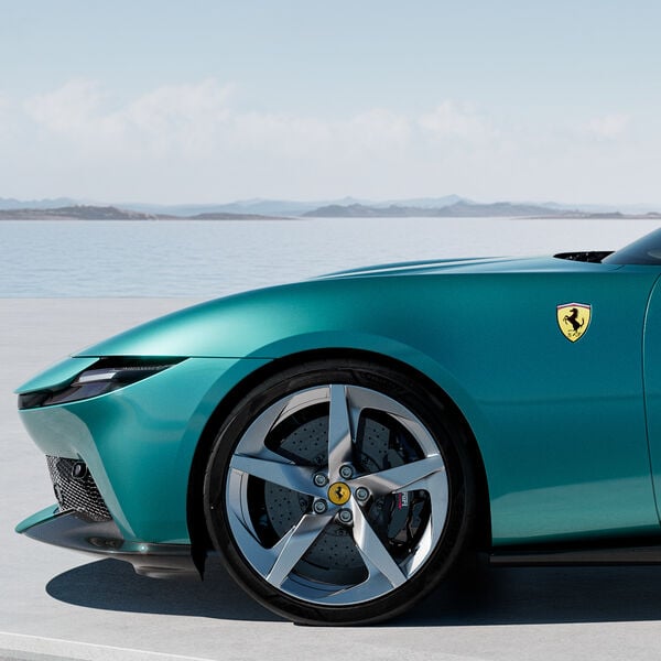 Ferrari Amalfi – Coupé mit Küstenblick