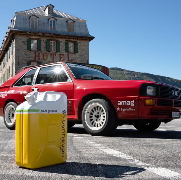 Cette voiture roule à l'essence solaire
