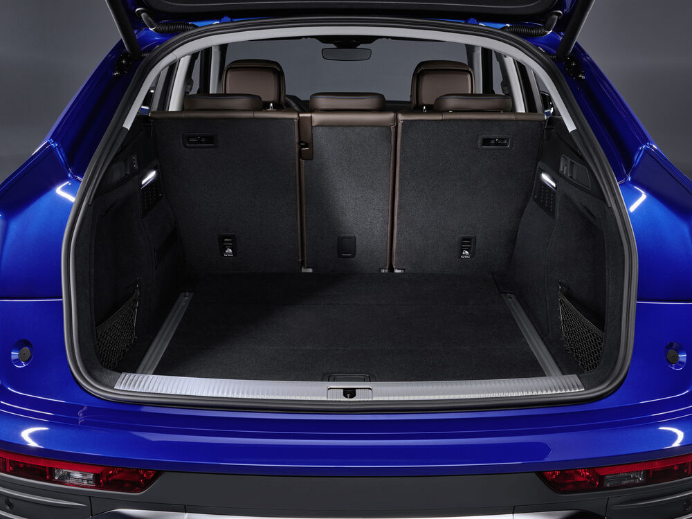 Audi Q5 Sportback (blau) und SQ5 Sportback (grau)