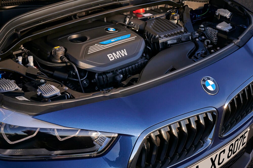 BMW X2 xDrive25e im neuen Farbton Phytonicblau metallic