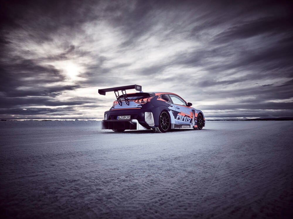 Thierry Neuville mit seinem Hyundai i20 WRC, dem rollenden Versuchslabor RM19 und dem getarnten  i20 N 