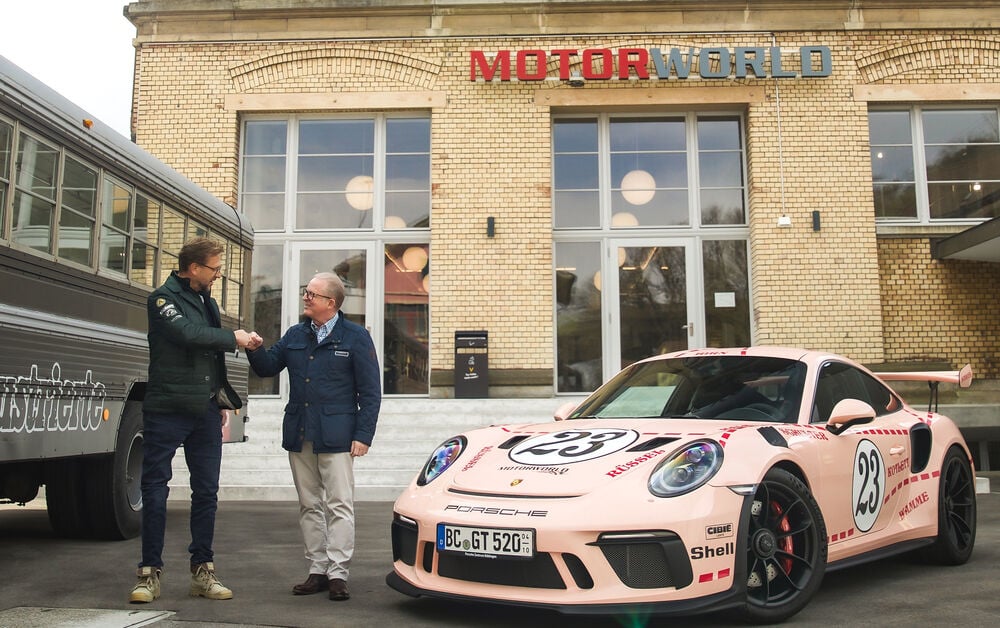 Stellvertretend für die Porsche Clubs der Schweiz und die auto-illustrierte/auto-illustré: Präsident Markus Rothweiler (r.) und Verleger Markus Mehr beim Handshake in der Motorworld in Kemptthal.