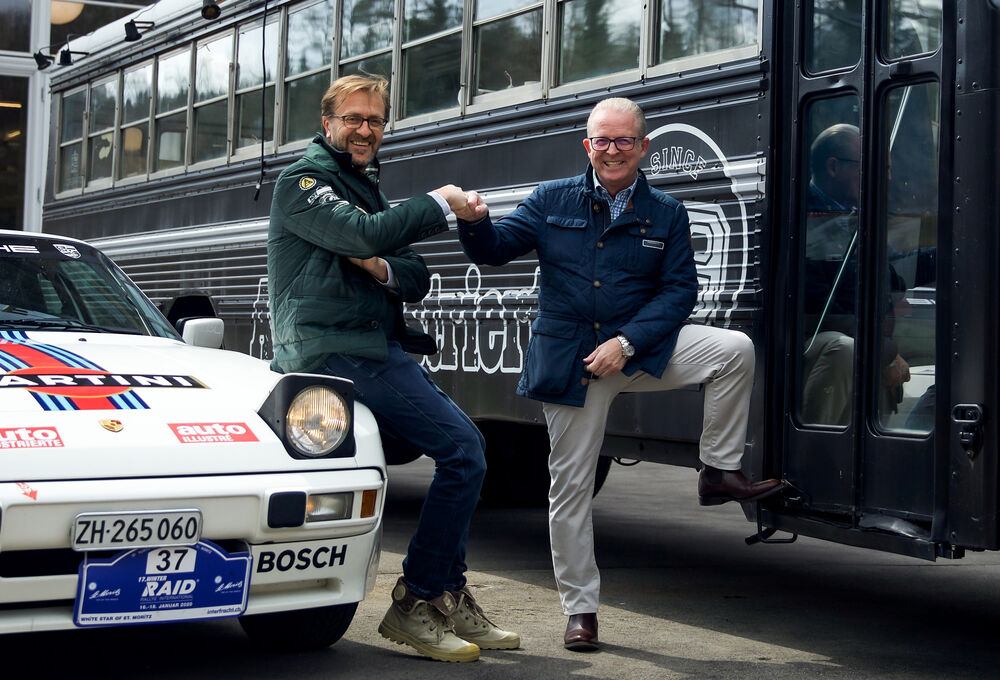 Stellvertretend für die Porsche Clubs der Schweiz und die auto-illustrierte/auto-illustré: Präsident Markus Rothweiler (r.) und Verleger Markus Mehr beim Handshake in der Motorworld in Kemptthal.